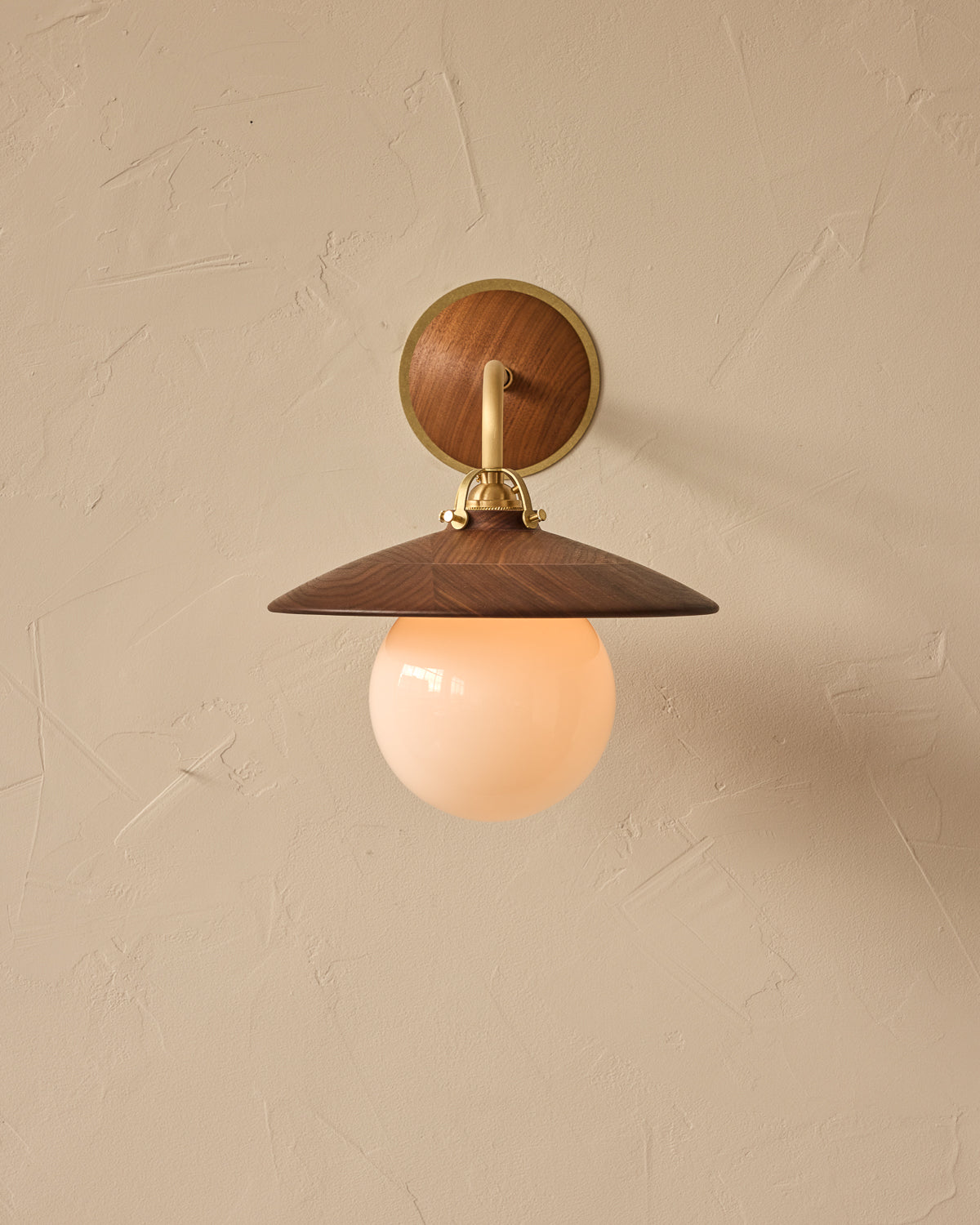 #shade-finish_black walnut
#metal-finish_satin brass
#globe_milk glass