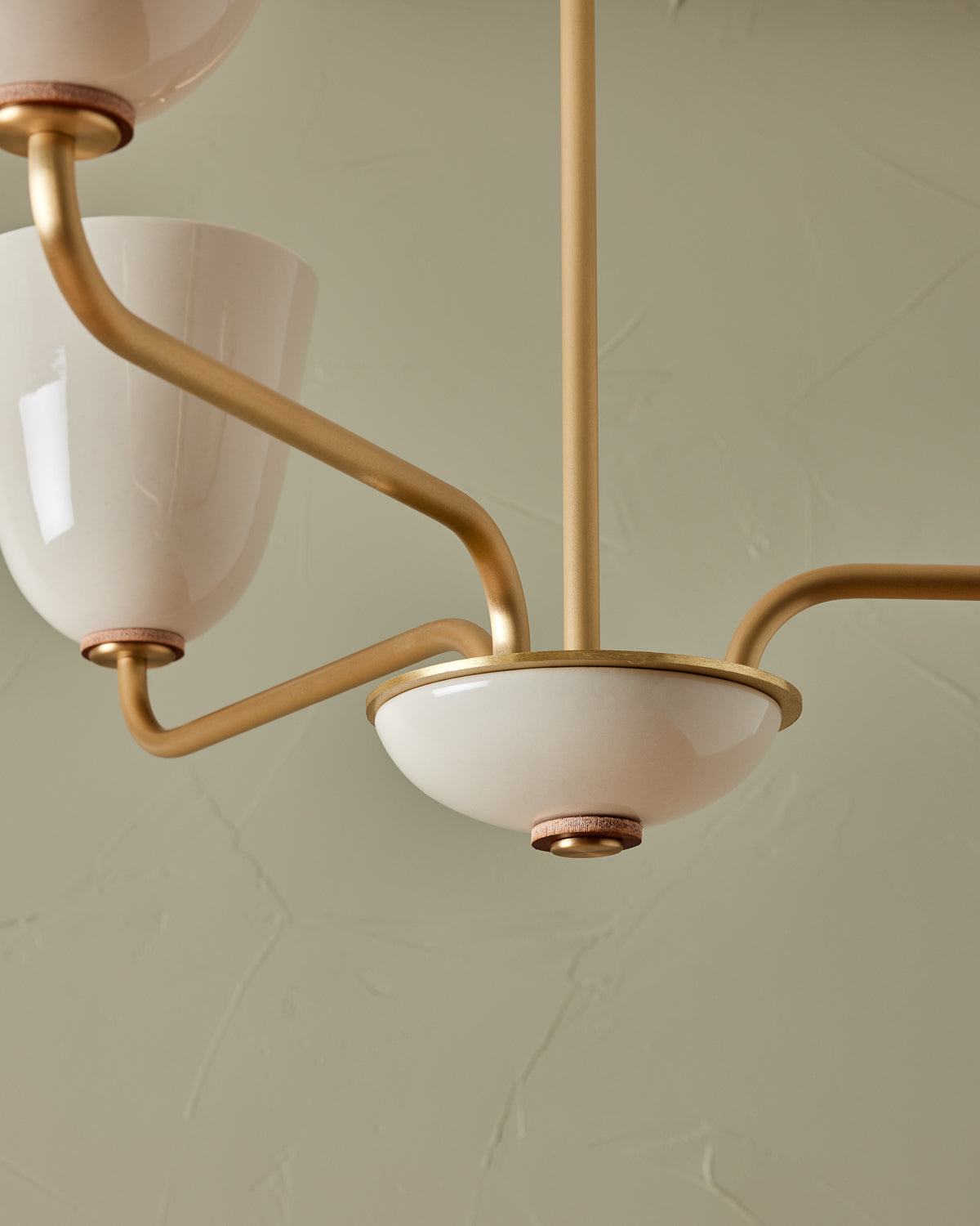 #shade-finish_cream #metal-finish_satin brass