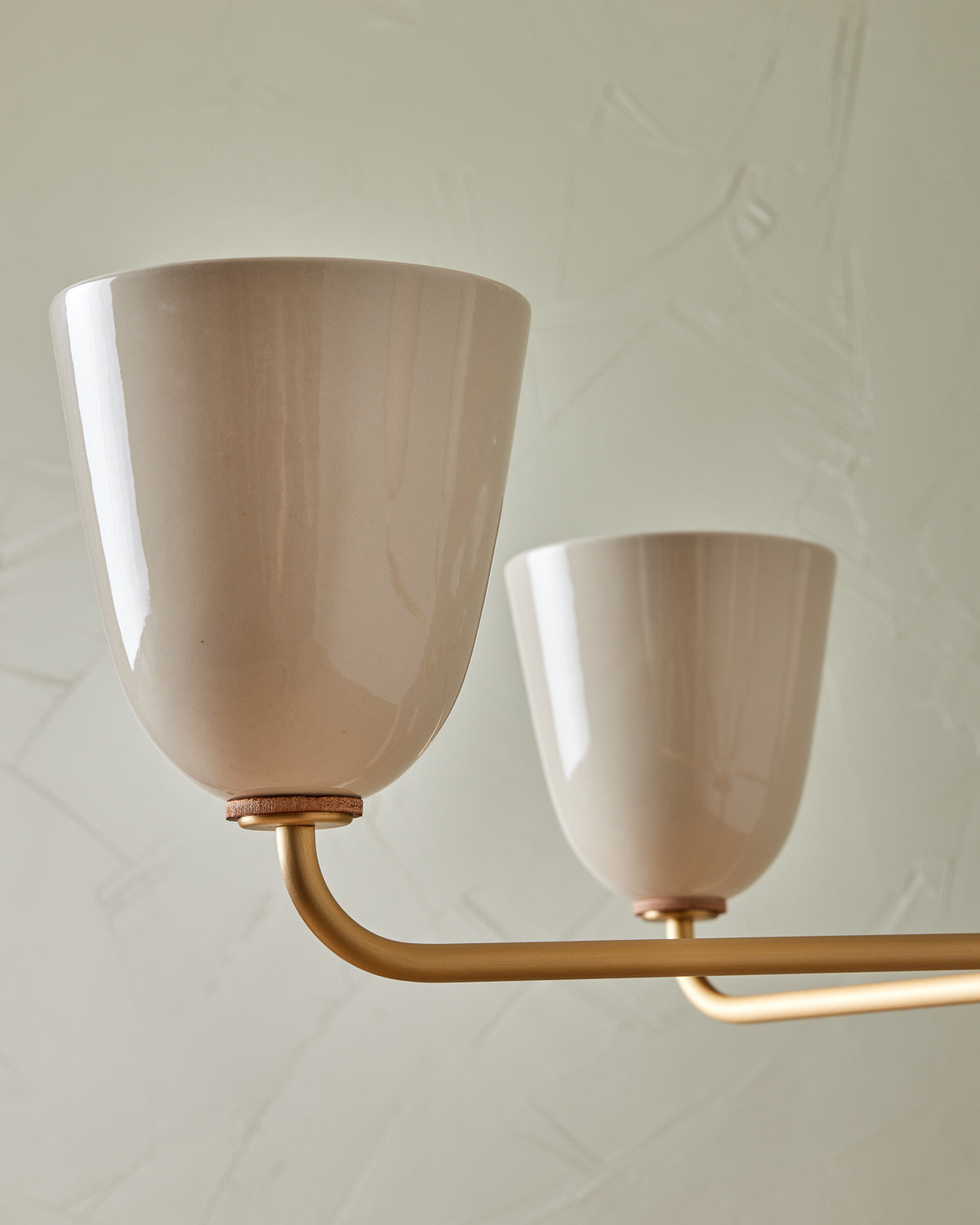 #shade-finish_cream #metal-finish_satin brass