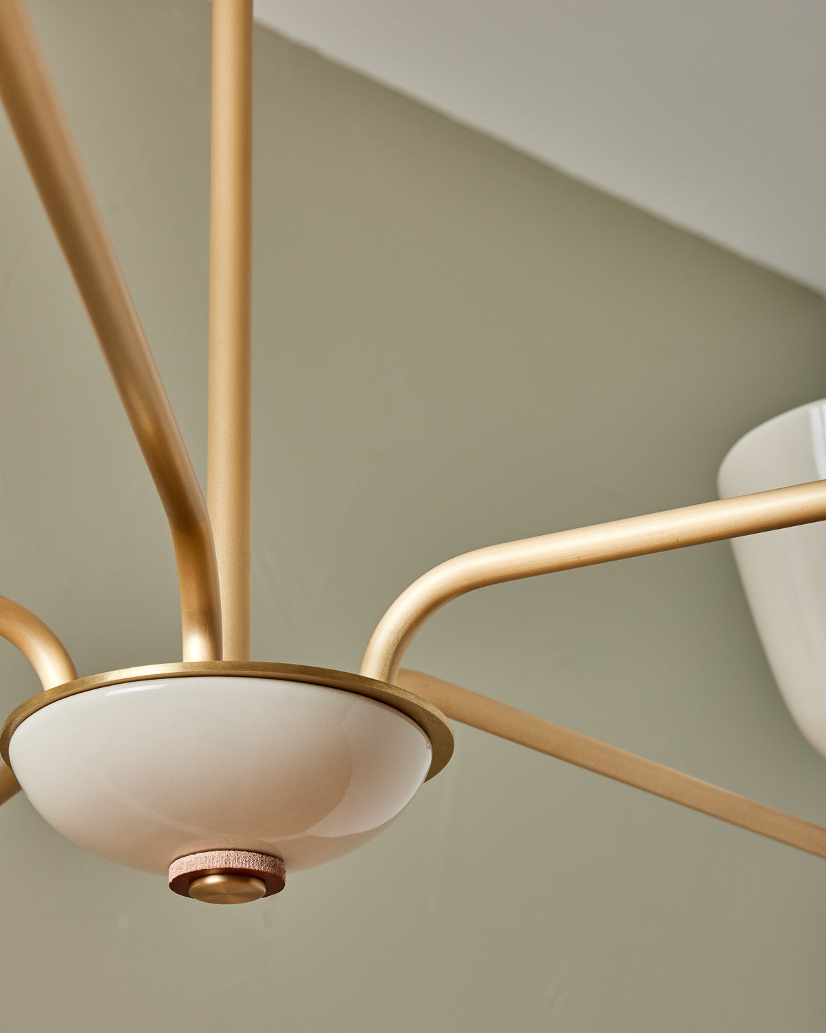 #shade-finish_cream #metal-finish_satin brass