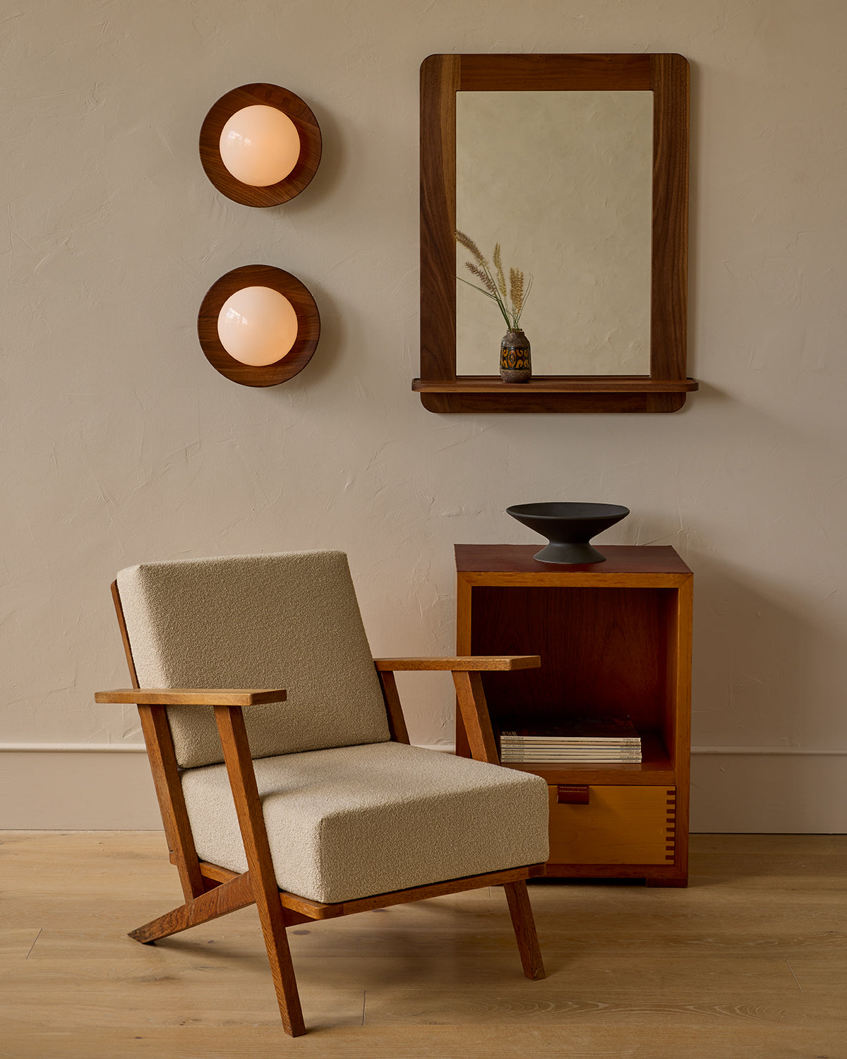 #size_medium #wood-finish_black walnut #leather-finish_cognac