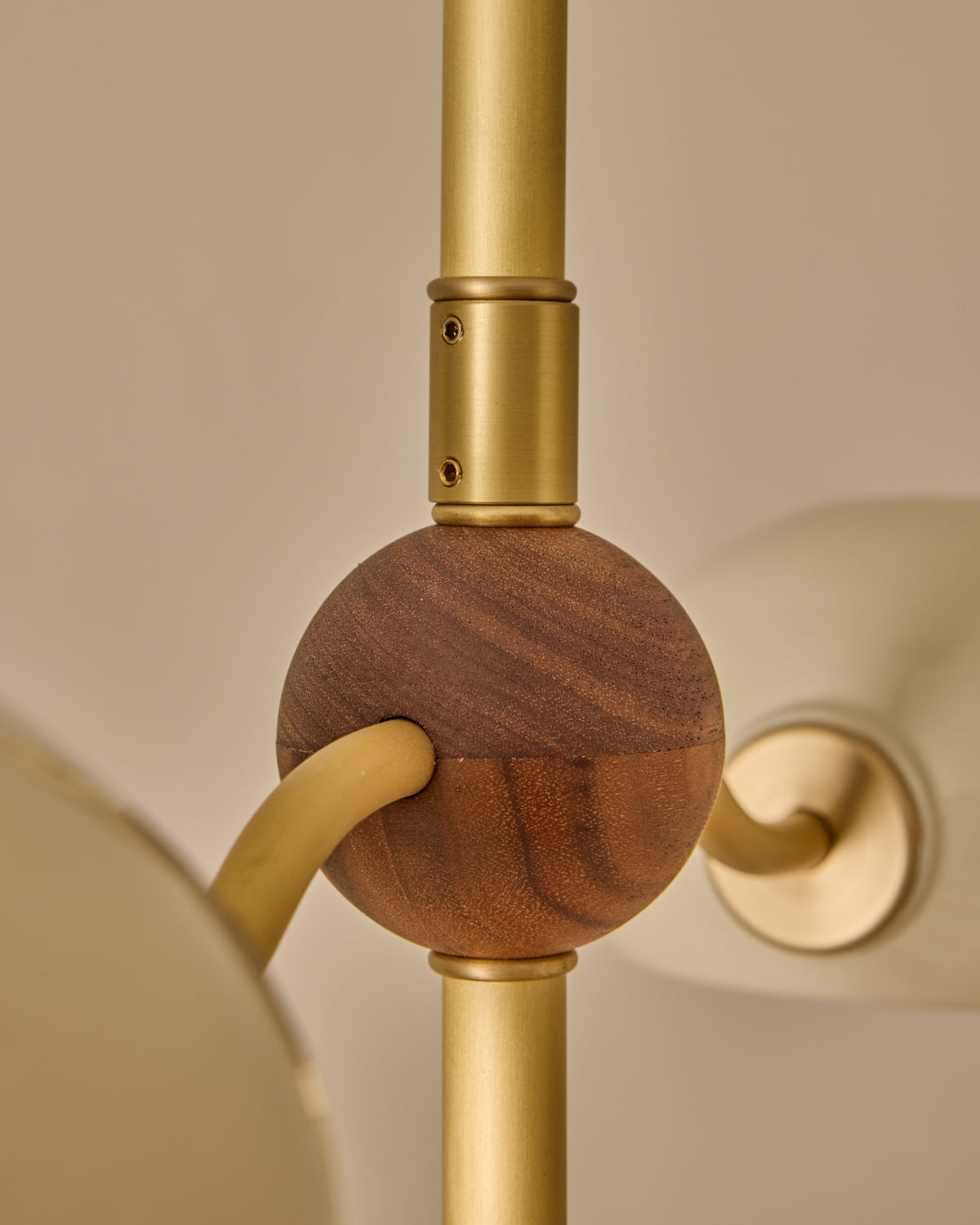 #shade-color_cream #Metal-+-Wood-Finish_Satin Brass / Black Walnut
