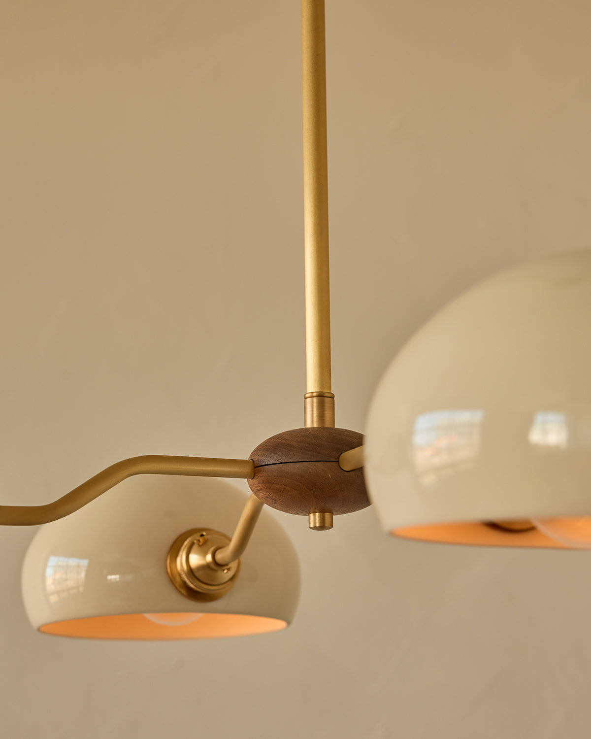 #shade-color_cream #Metal-+-Wood-Finish_Satin Brass / Black Walnut