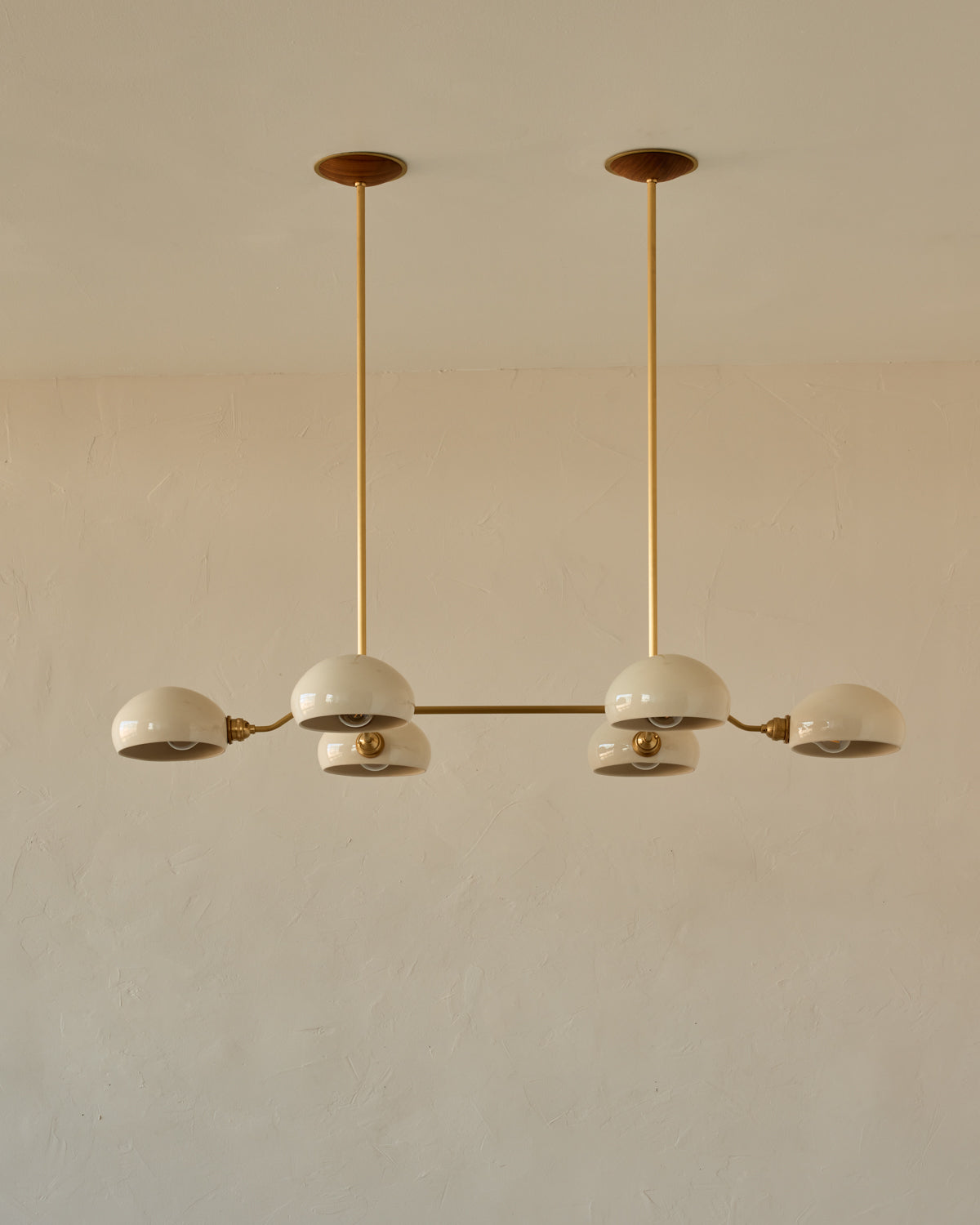 #shade-color_cream #Metal-+-Wood-Finish_Satin Brass / Black Walnut
