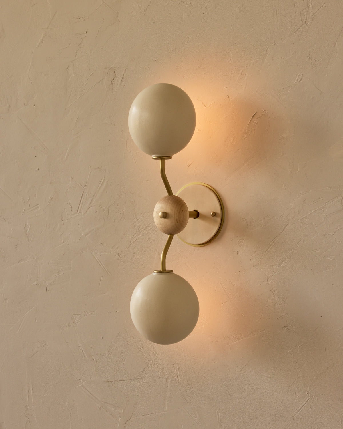 #ceramic-finish_dove #metal-finish_satin brass #wood-finish_clear maple