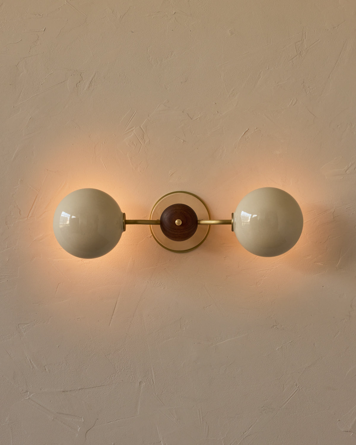 #ceramic-finish_cream #metal-finish_satin brass #wood-finish_black walnut