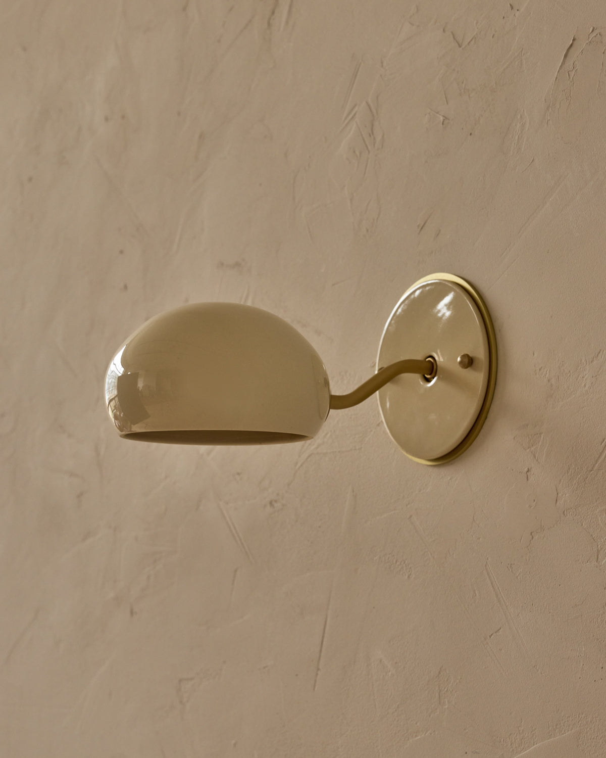 #ceramic-finish_cream #metal-finish_satin brass