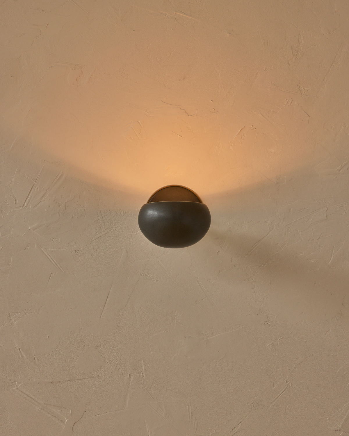 #ceramic-finish_almost black #metal-finish_antique brass