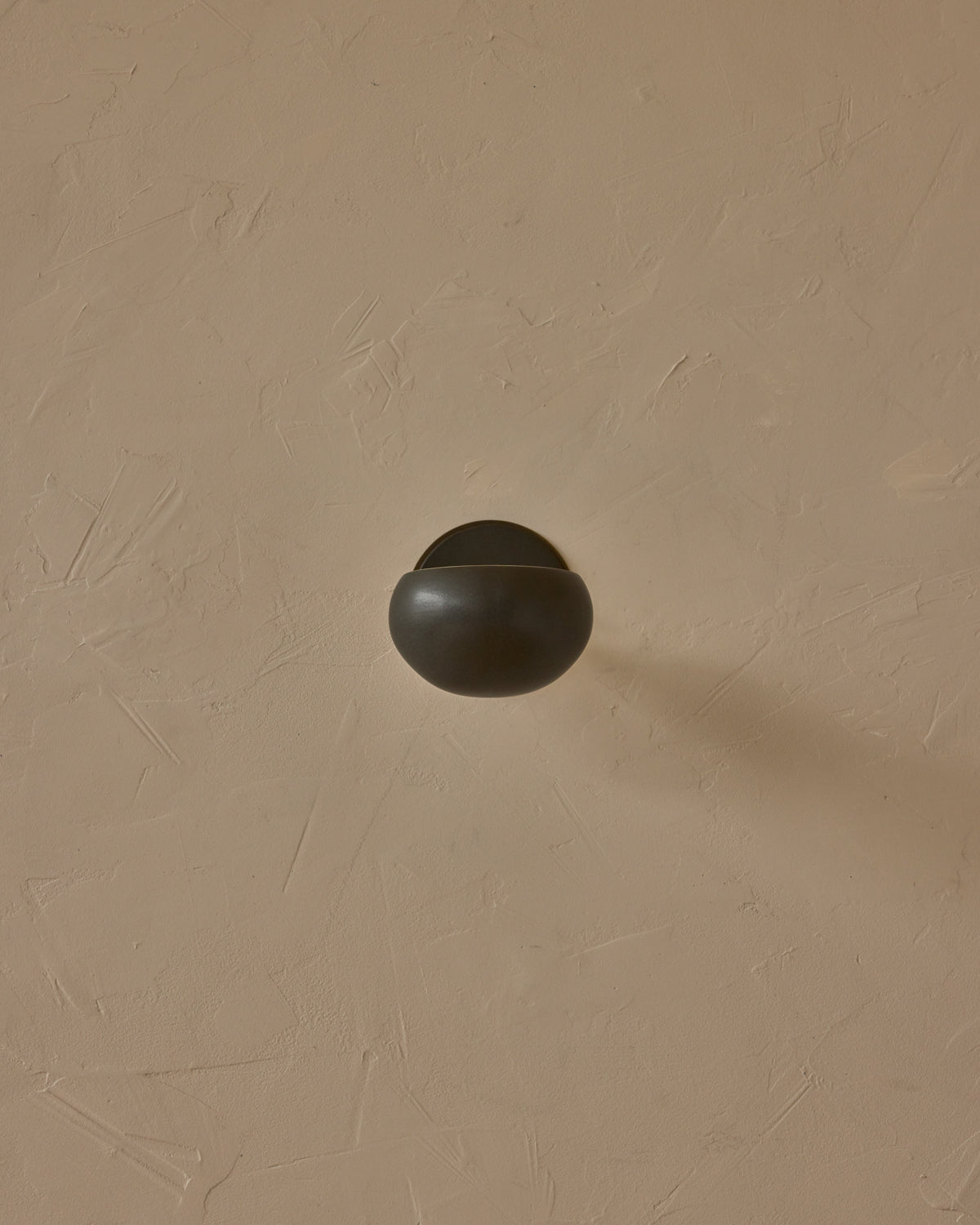 #ceramic-finish_almost black #metal-finish_antique brass