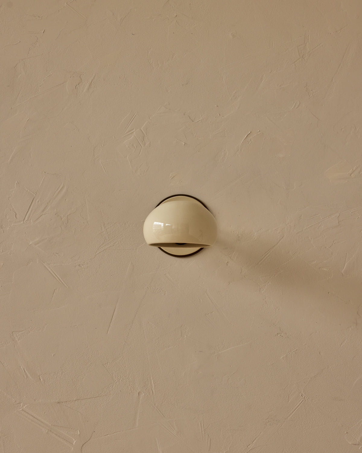 #ceramic-finish_cream #metal-finish_antique brass