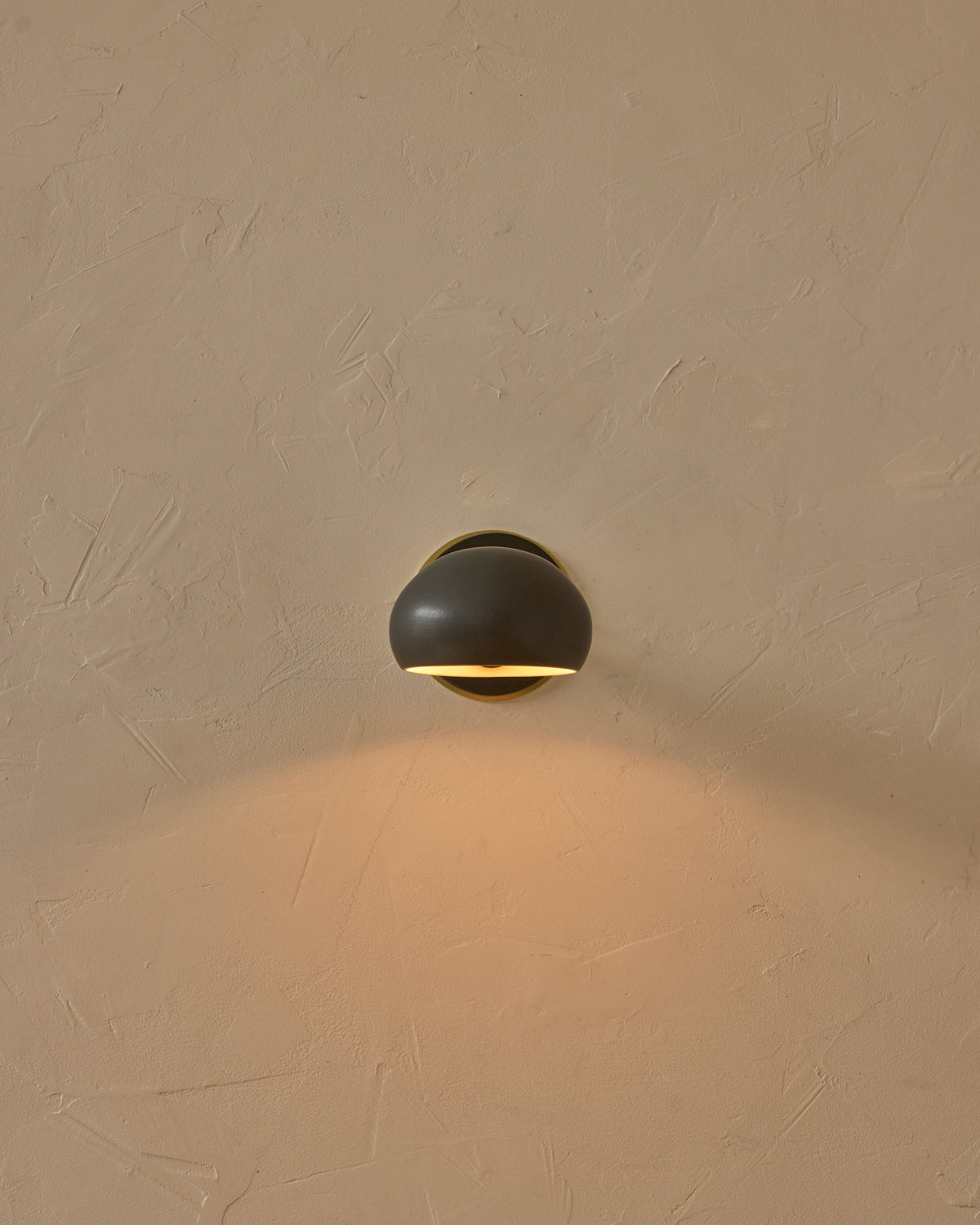 #ceramic-finish_almost black #metal-finish_satin brass