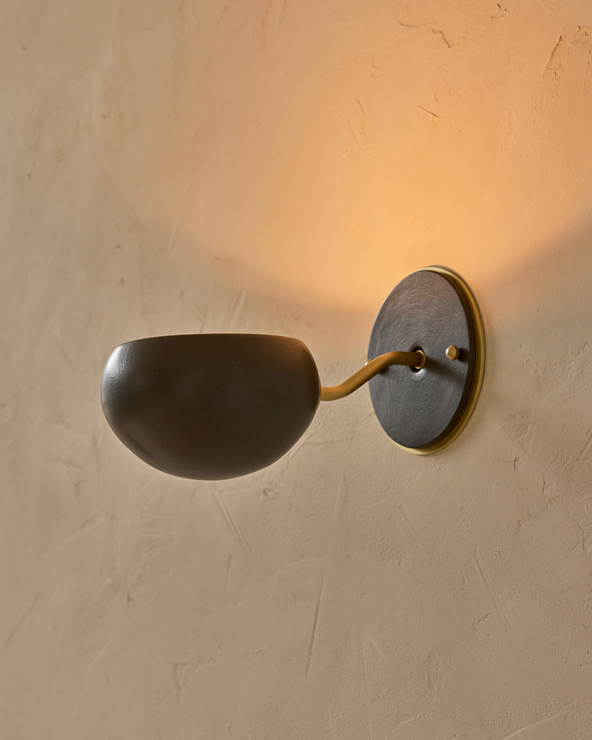 #ceramic-finish_almost black #metal-finish_satin brass