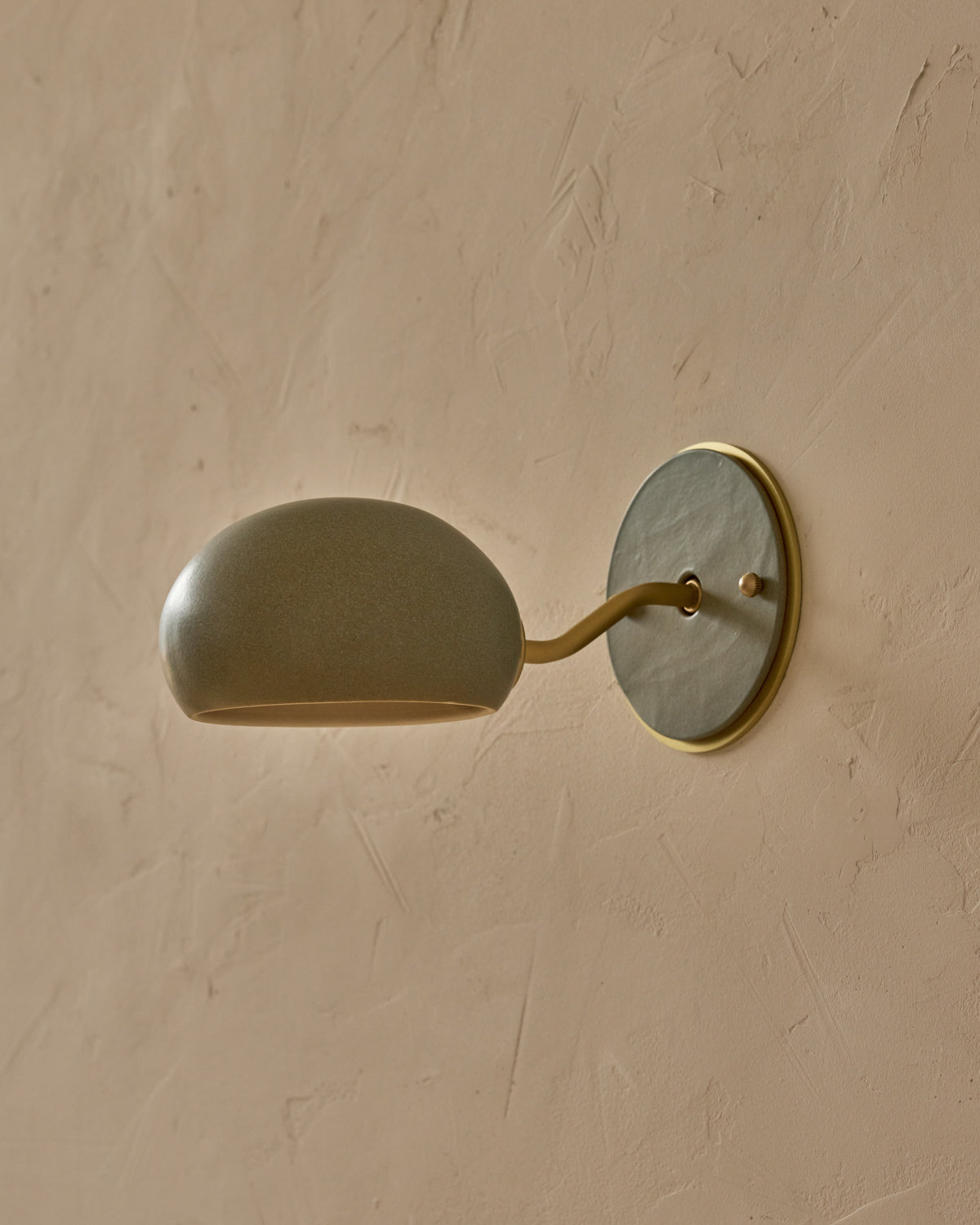 #ceramic-finish_olivine #metal-finish_satin brass