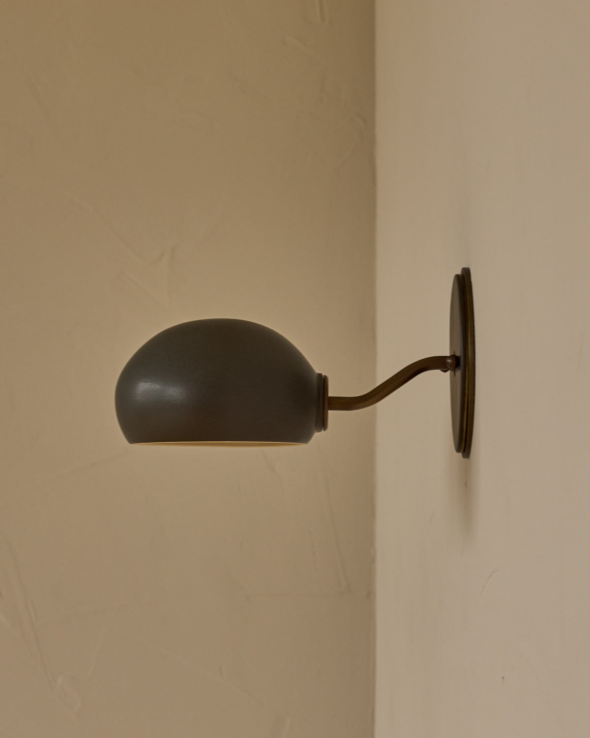 #ceramic-finish_almost black #metal-finish_antique brass