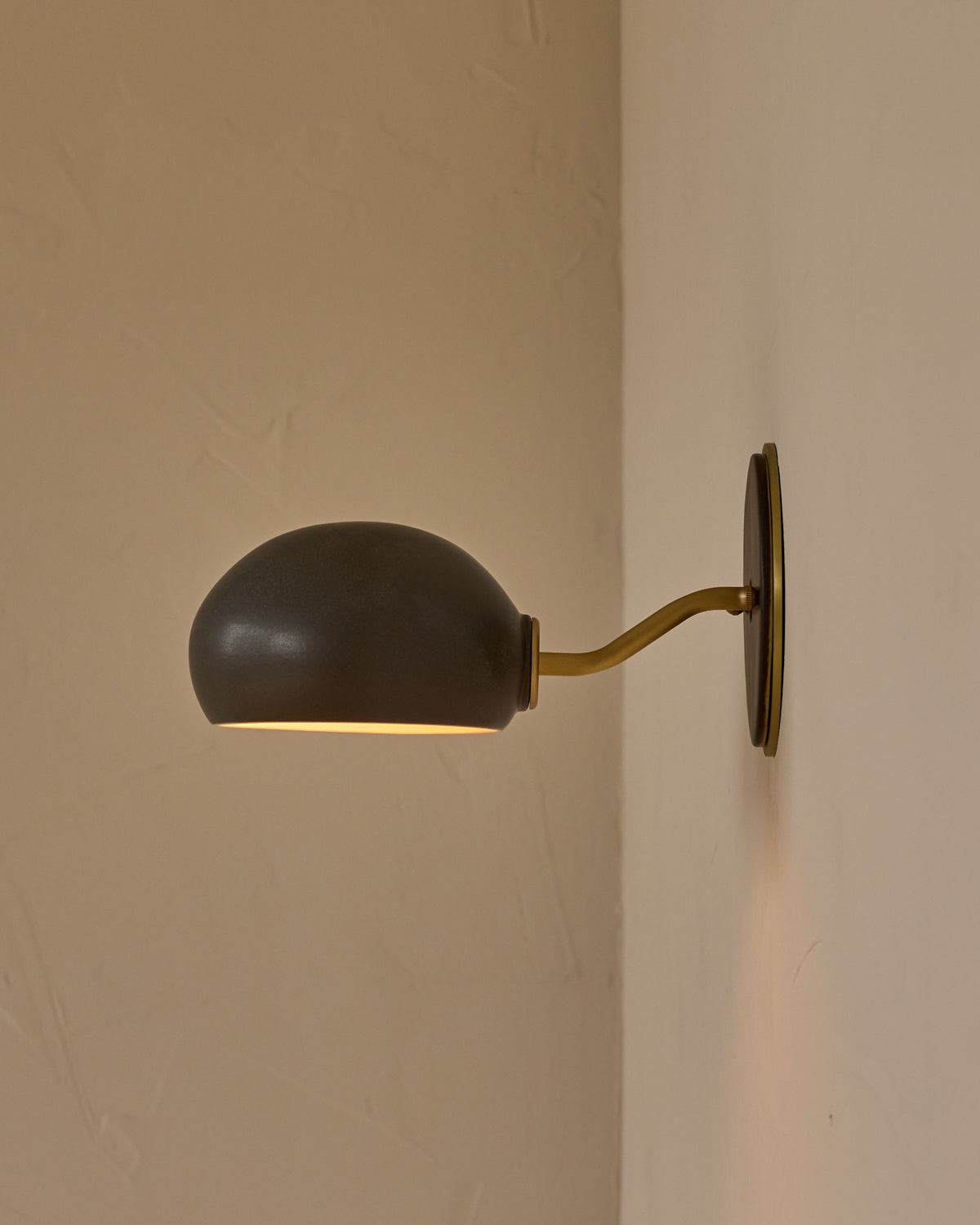 #ceramic-finish_almost black #metal-finish_satin brass
