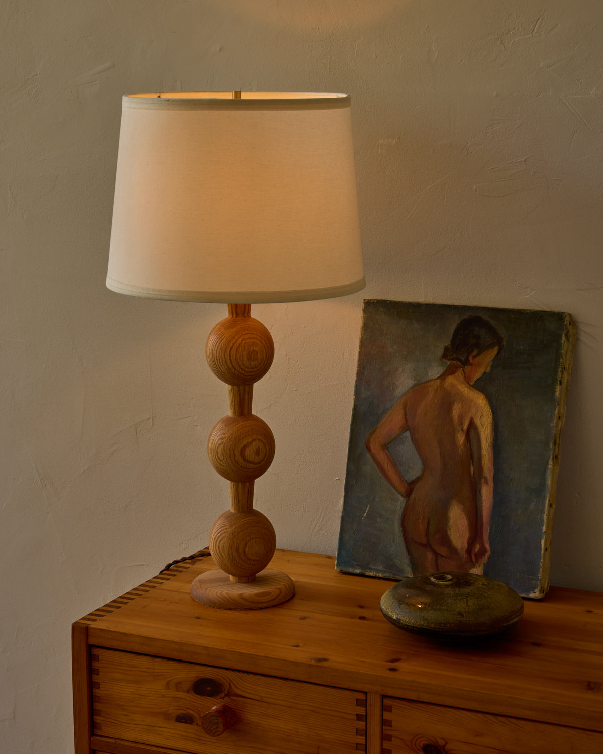 Sculptural solid wood table lamp with barbell design in natural finish with ivory linen shade #wood-finish_natural red oak #shade-color_ivory linen