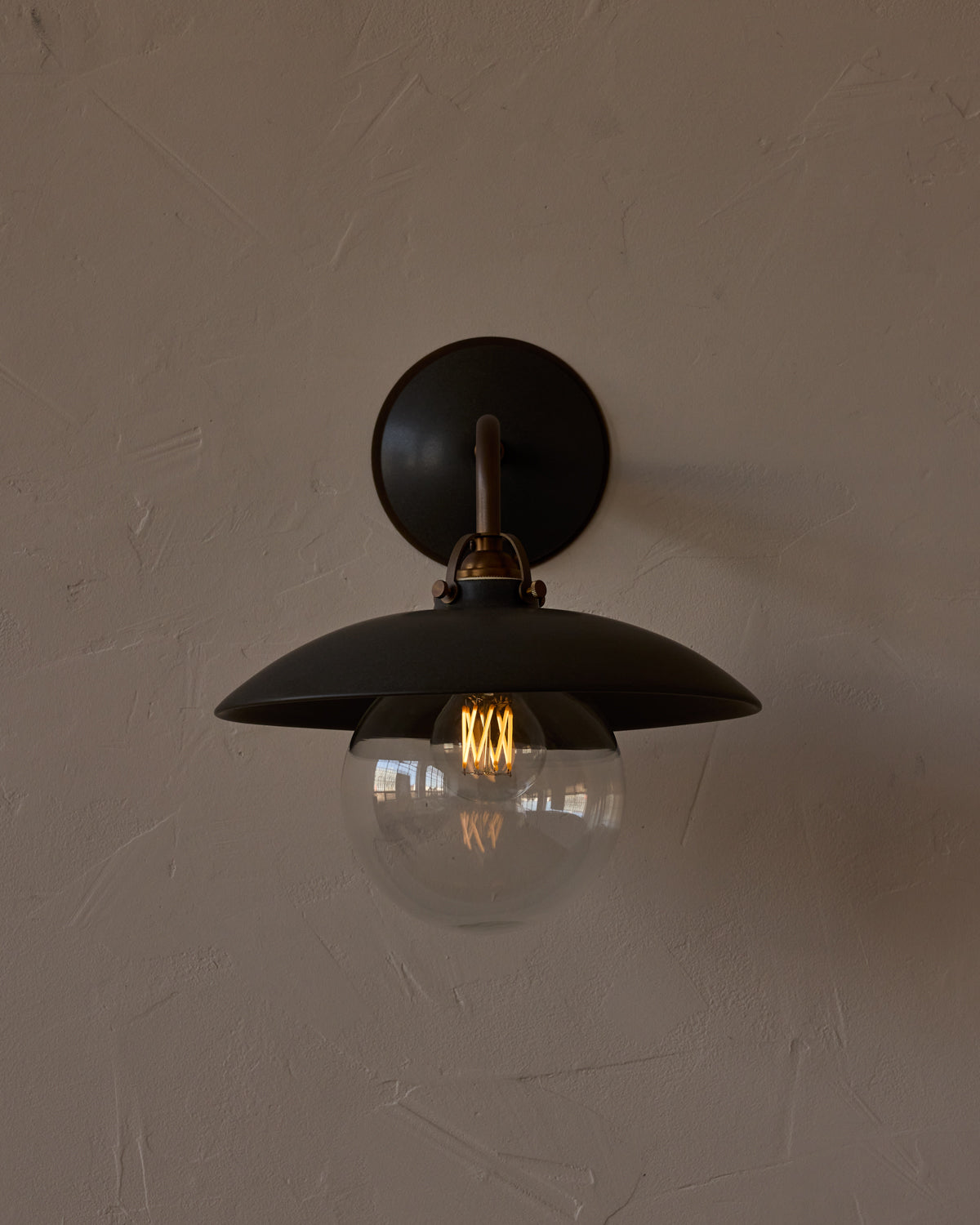 #shade-finish_almost black ceramic
#metal-finish_antique brass
#globe_clear glass