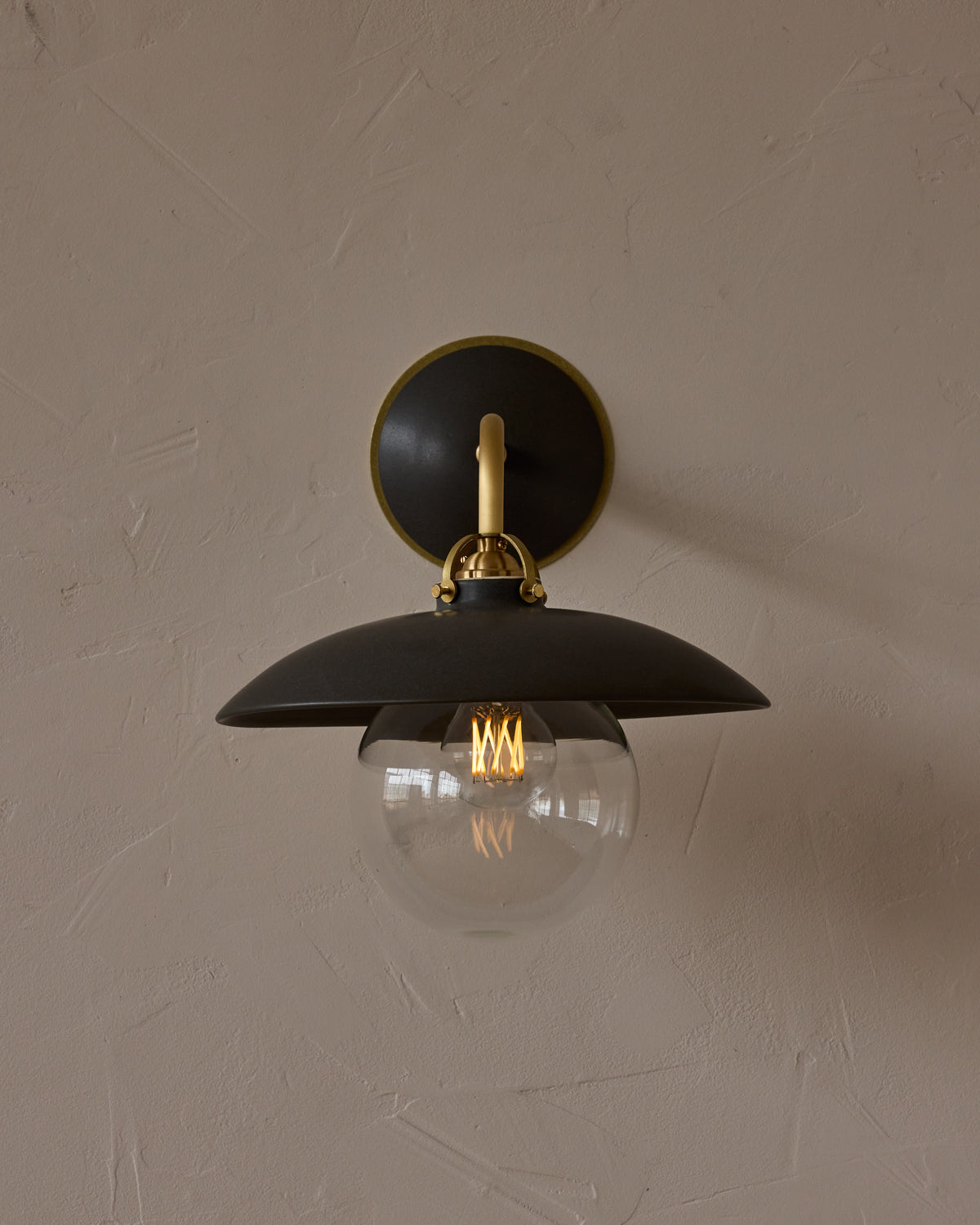 #shade-finish_almost black ceramic
#metal-finish_satin brass
#globe_clear glass