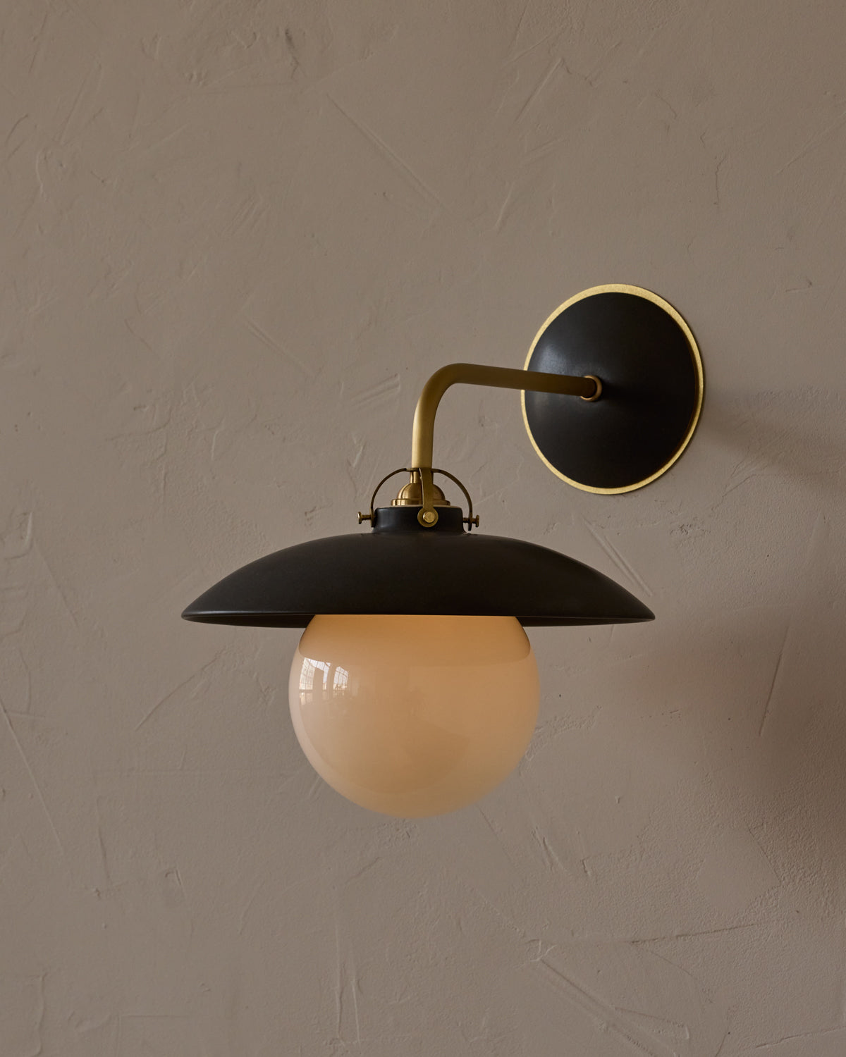 #shade-finish_almost black ceramic
#metal-finish_satin brass
#globe_milk glass