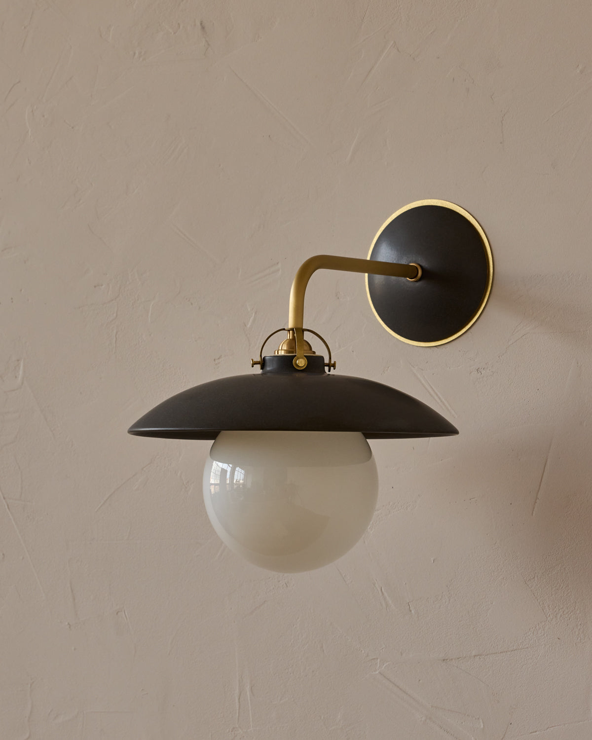 #shade-finish_almost black ceramic
#metal-finish_satin brass
#globe_milk glass