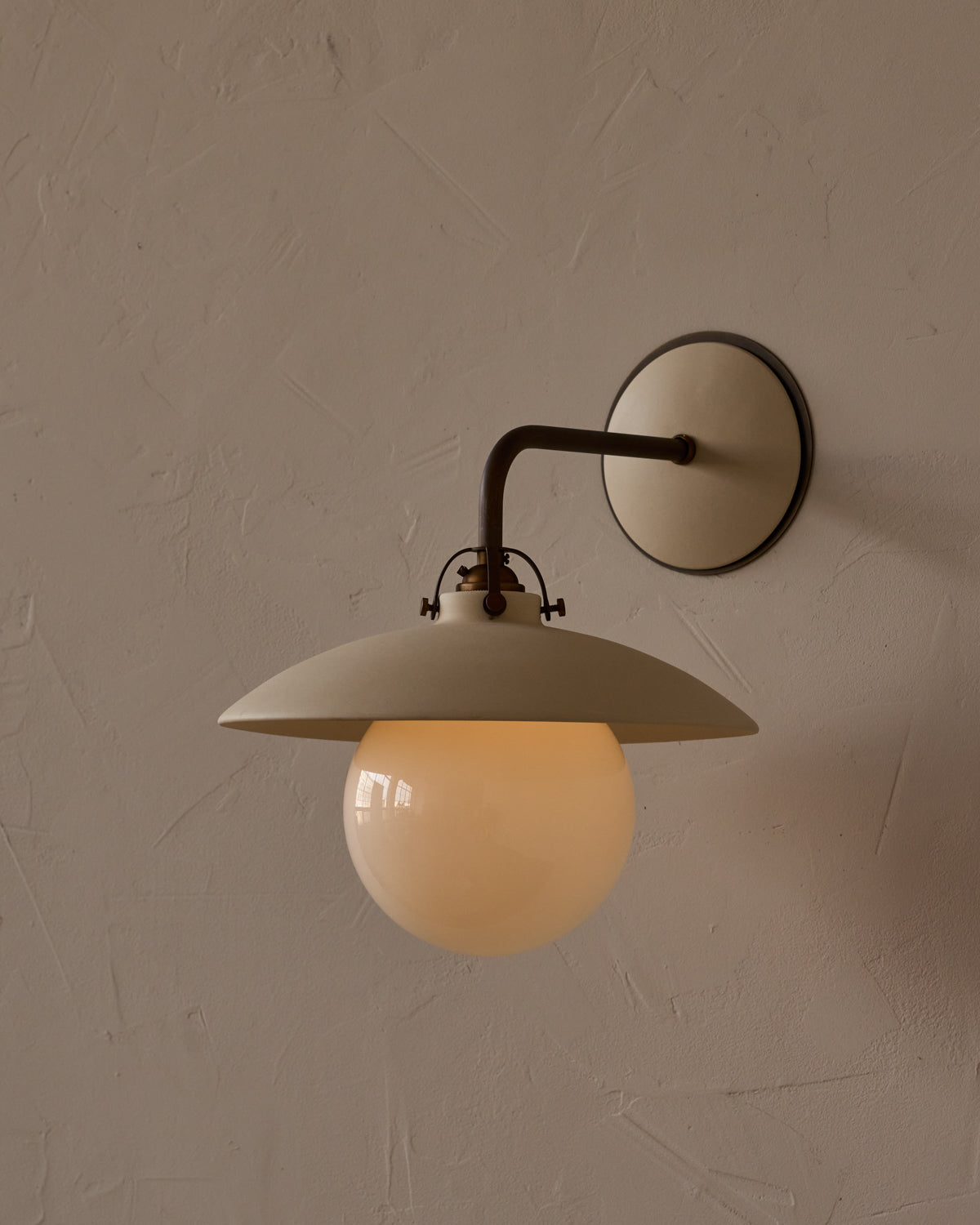 #shade-finish_biscuit ceramic
#metal-finish_antique brass
#globe_milk glass