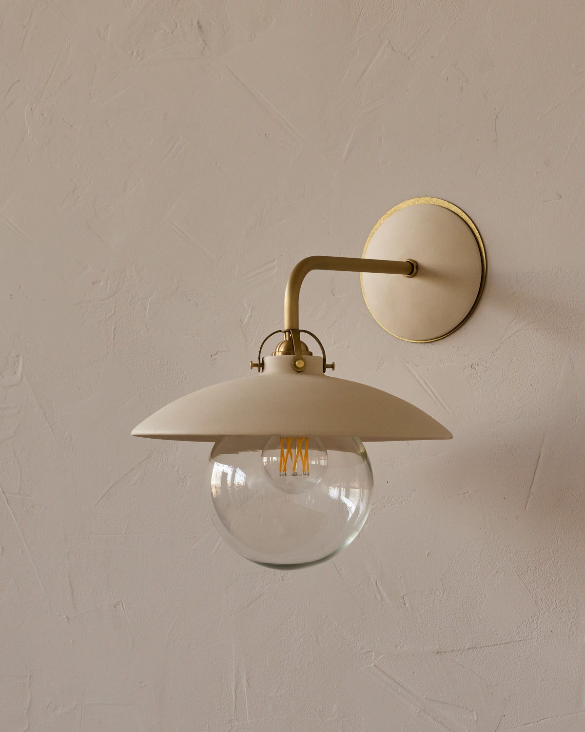 #shade-finish_biscuit ceramic
#metal-finish_satin brass
#globe_clear glass