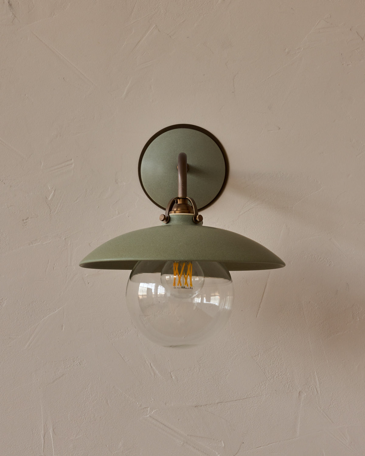 #shade-finish_olivine ceramic
#metal-finish_antique brass
#globe_clear glass