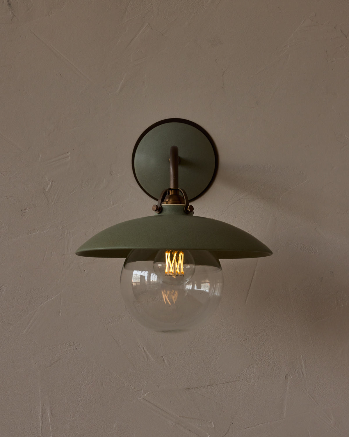 #shade-finish_olivine ceramic
#metal-finish_antique brass
#globe_clear glass