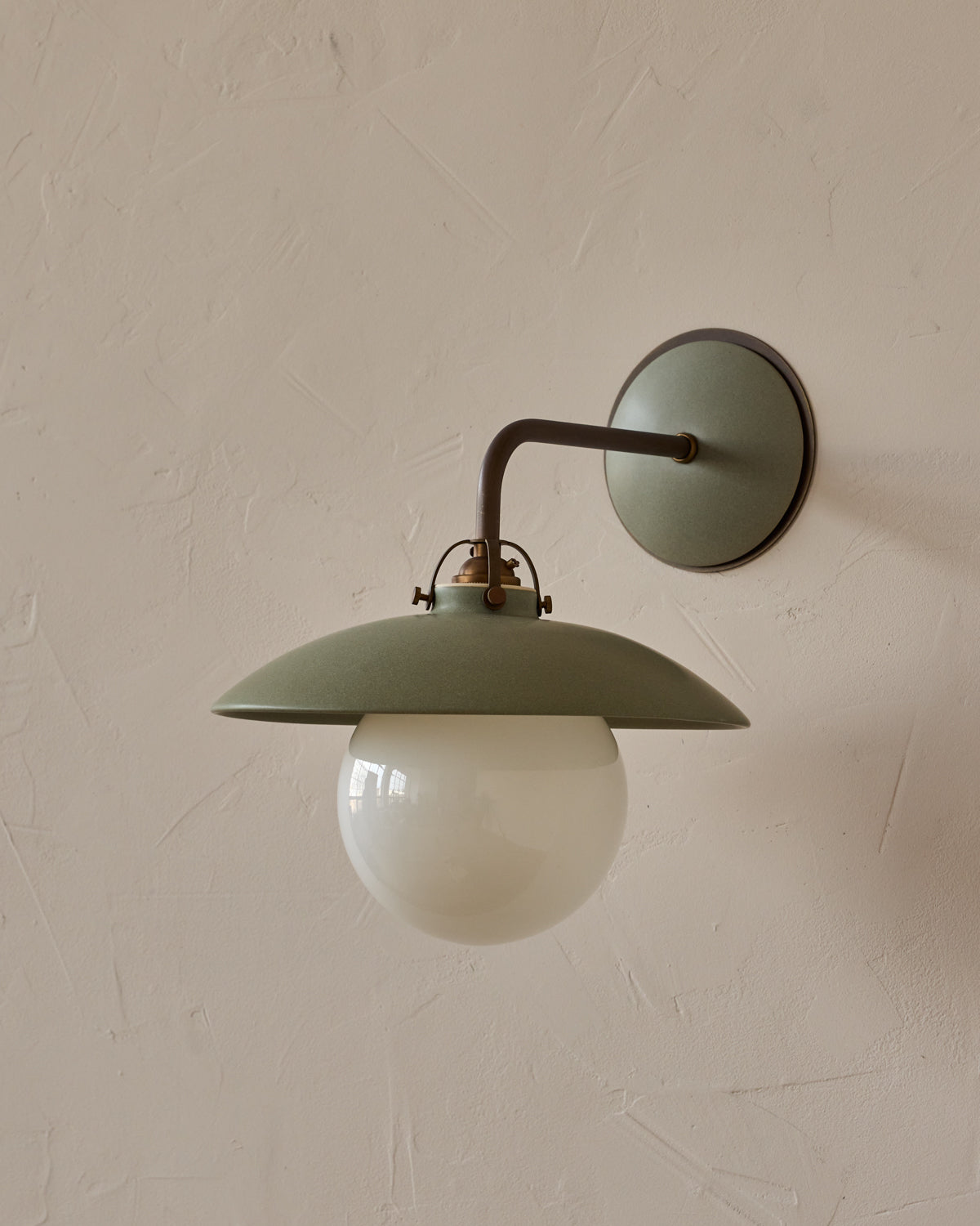 #shade-finish_olivine ceramic
#metal-finish_antique brass
#globe_milk glass