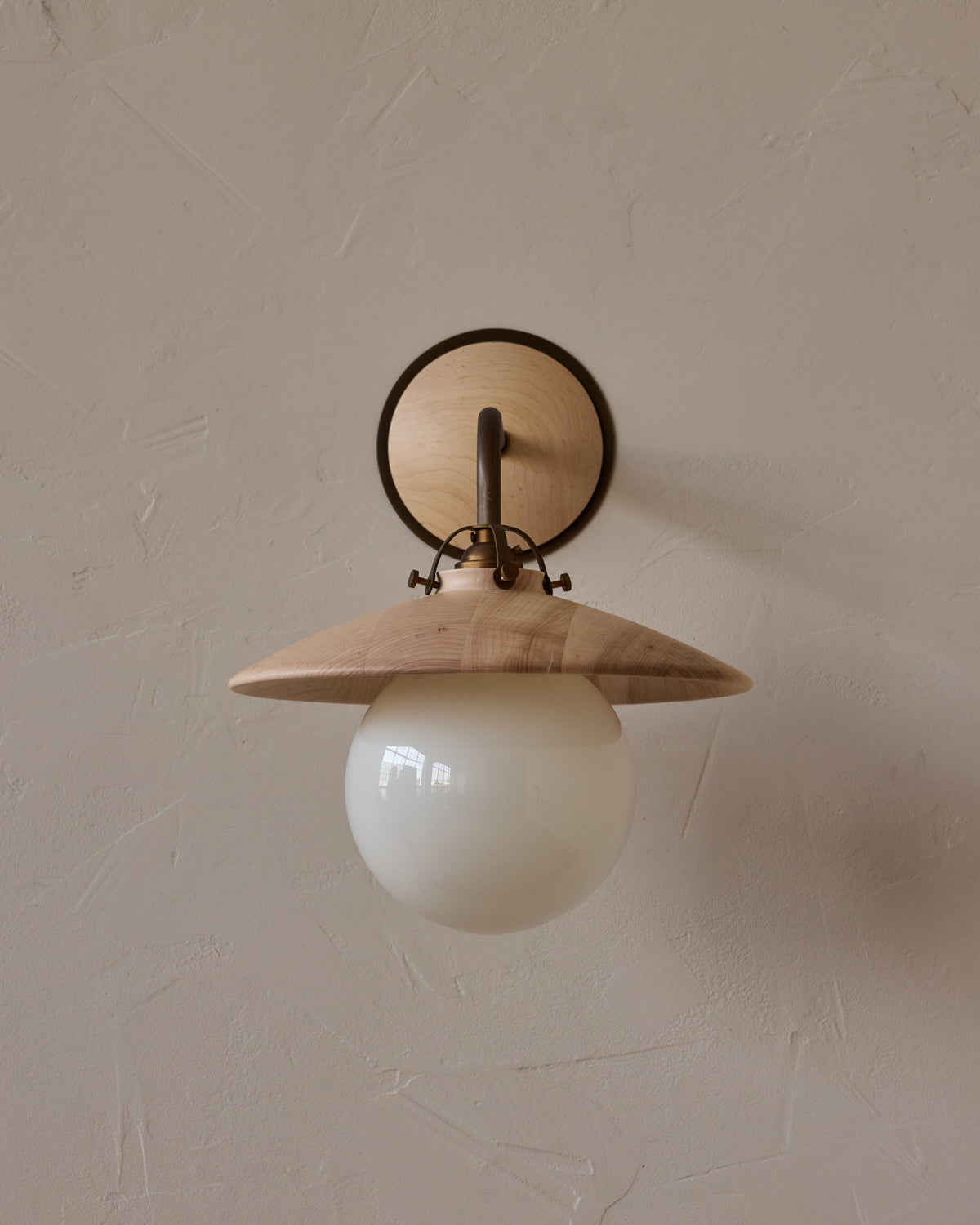 #shade-finish_clear maple
#metal-finish_antique brass
#globe_milk glass