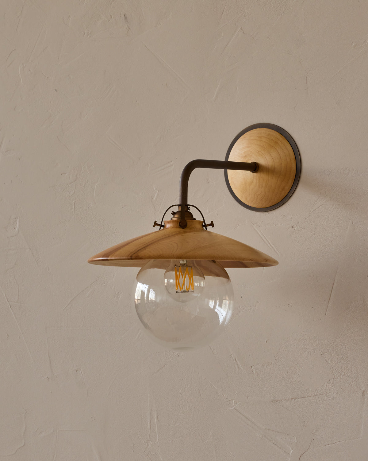 #shade-finish_natural maple
#metal-finish_antique brass
#globe_clear glass