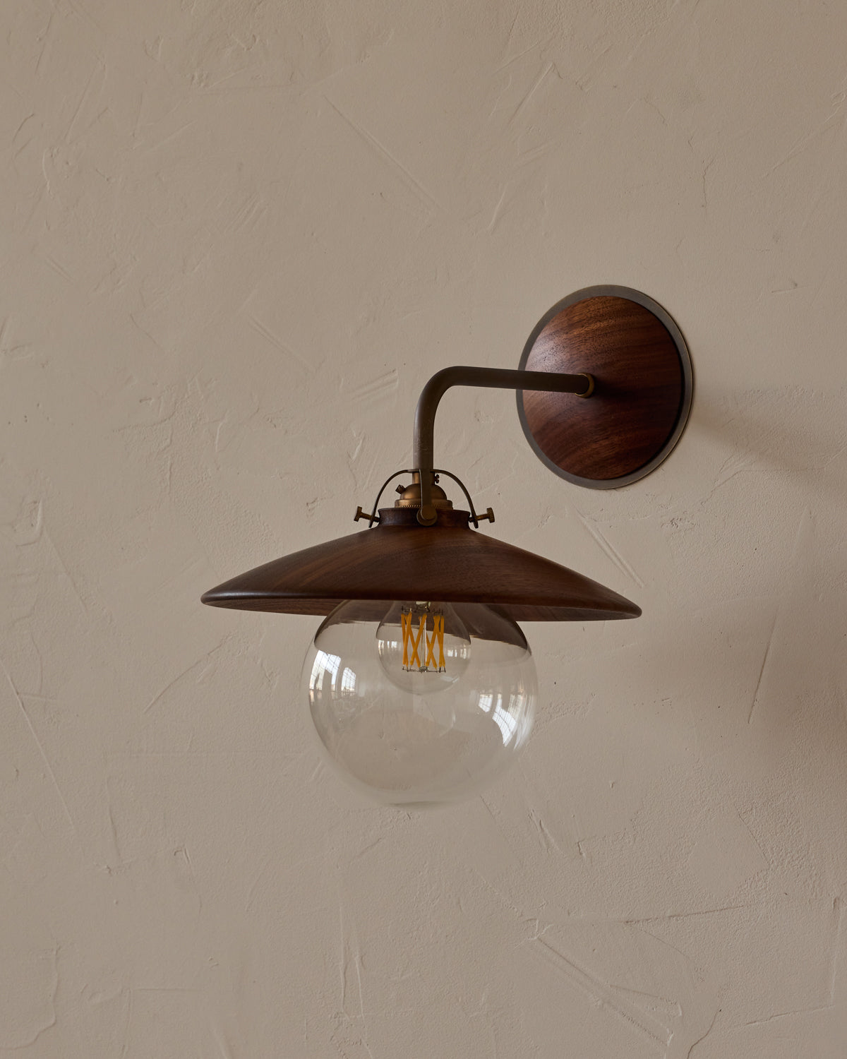 #shade-finish_black walnut
#metal-finish_antique brass
#globe_clear glass