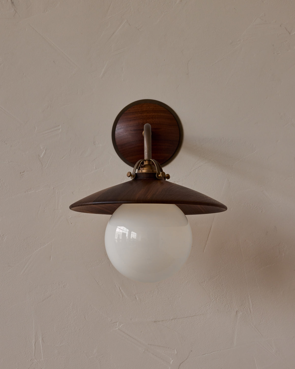 #shade-finish_black walnut
#metal-finish_antique brass
#globe_milk glass