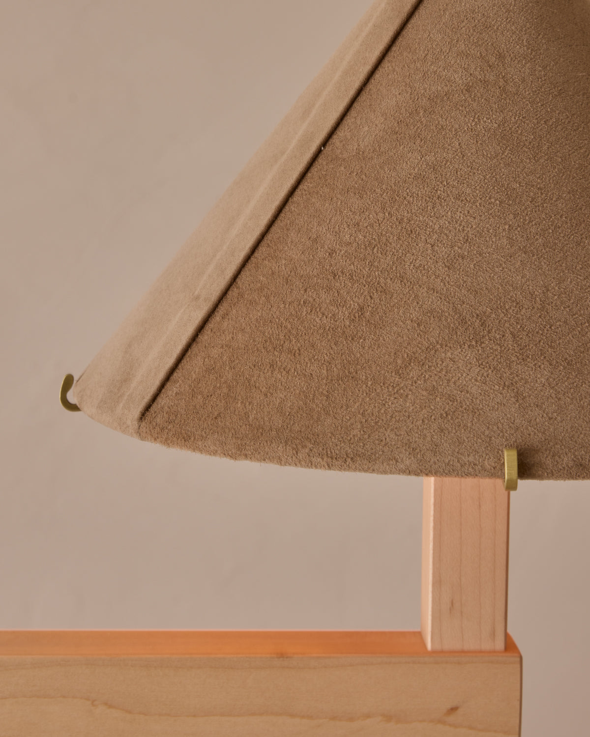 #wood-finish_clear maple #shade-finish_beige suede