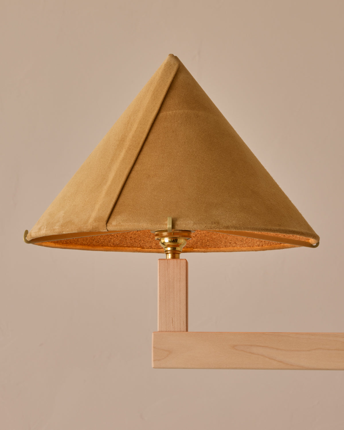 #wood-finish_clear maple #shade-finish_camel suede