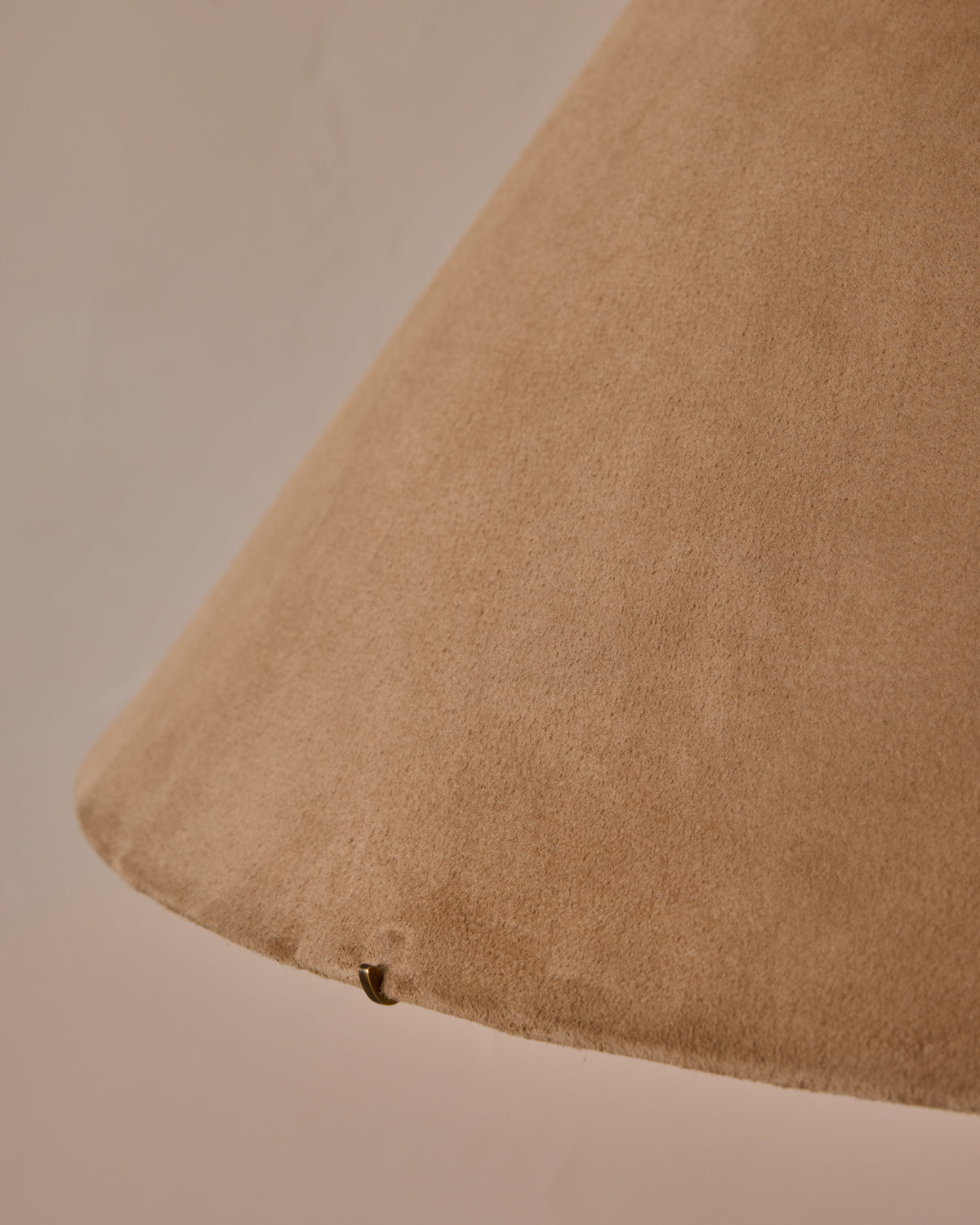 #shade-finish_beige suede
#wood-finish_black walnut