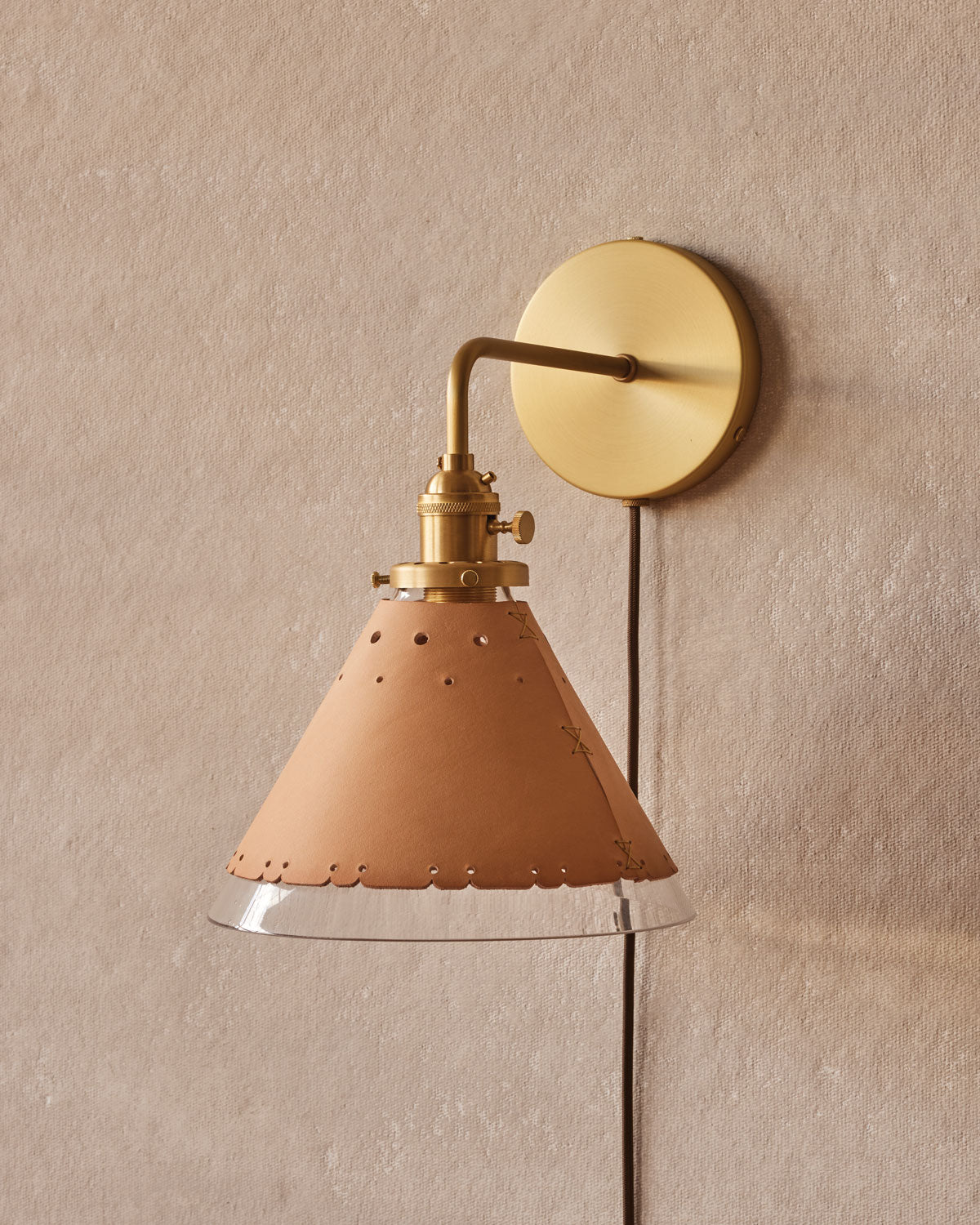 #leather-finish_natural tan #wiring_plug-in