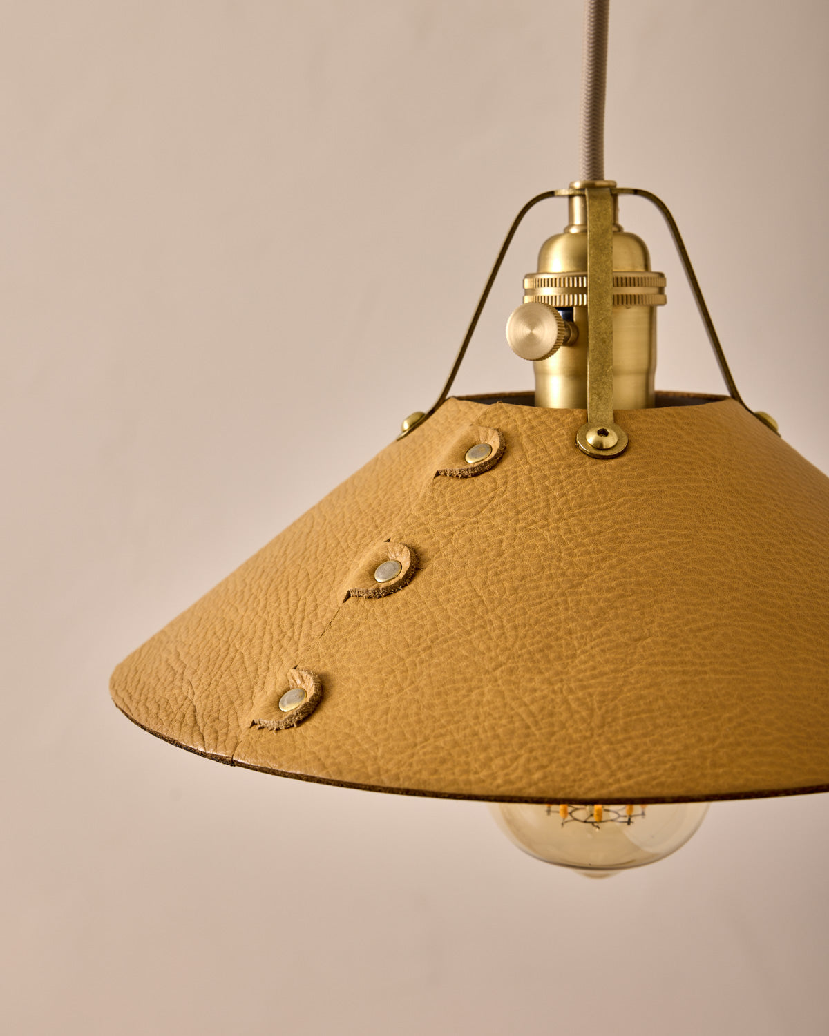#leather-shade_natural #size_medium