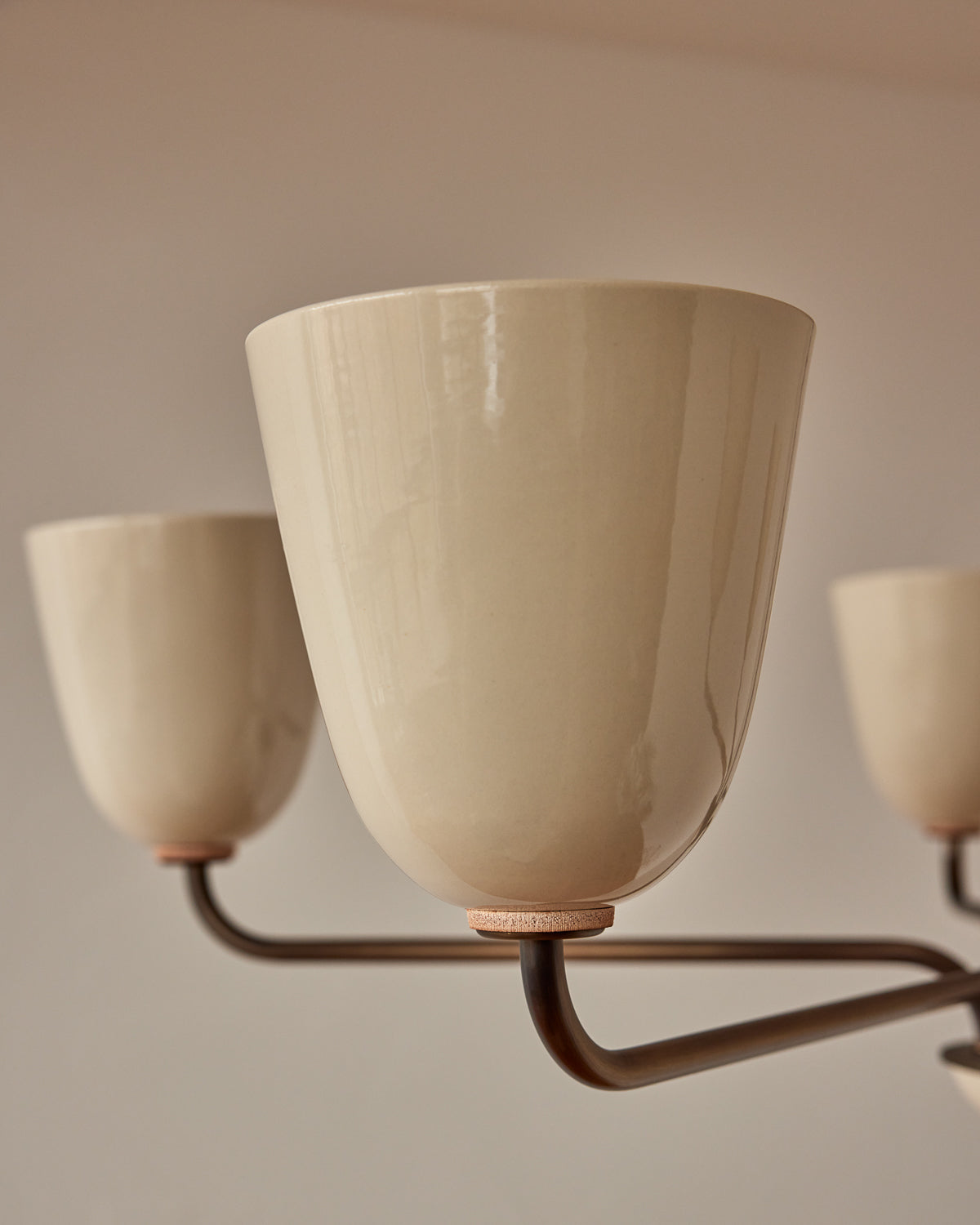 #shade-finish_cream #metal-finish_antique brass