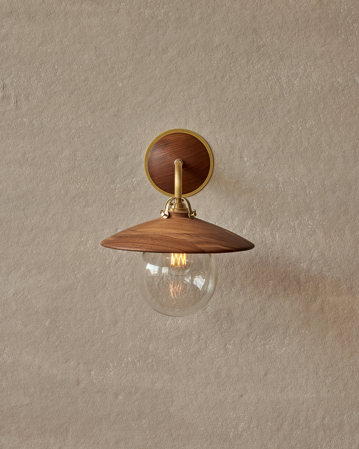 #shade-finish_black walnut
#metal-finish_satin brass
#globe_clear glass