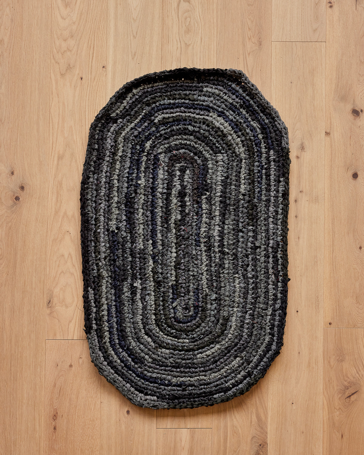 Olly's Oval Rug - Black and Gray