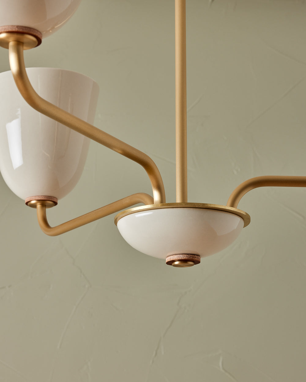 #shade-finish_cream #metal-finish_satin brass