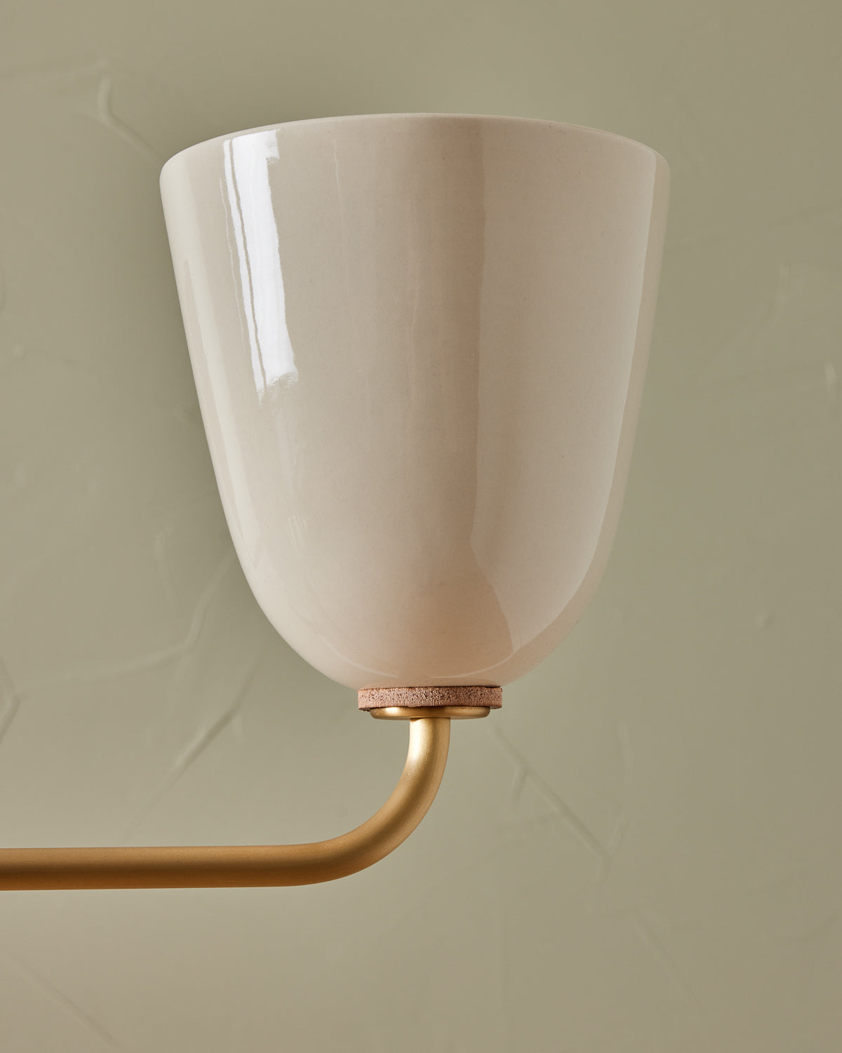 #shade-finish_cream #metal-finish_satin brass