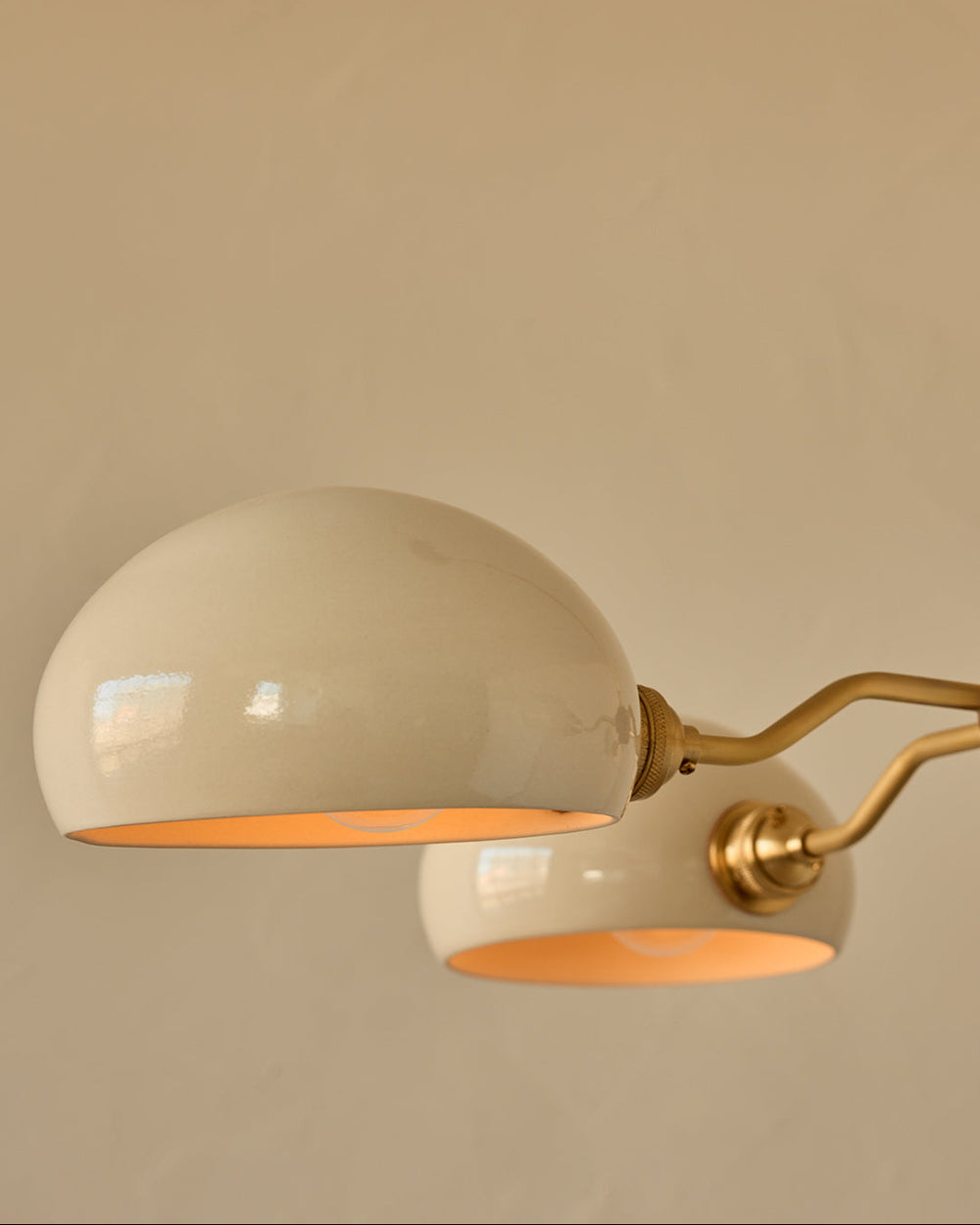 #shade-color_cream #Metal-+-Wood-Finish_Satin Brass / Black Walnut