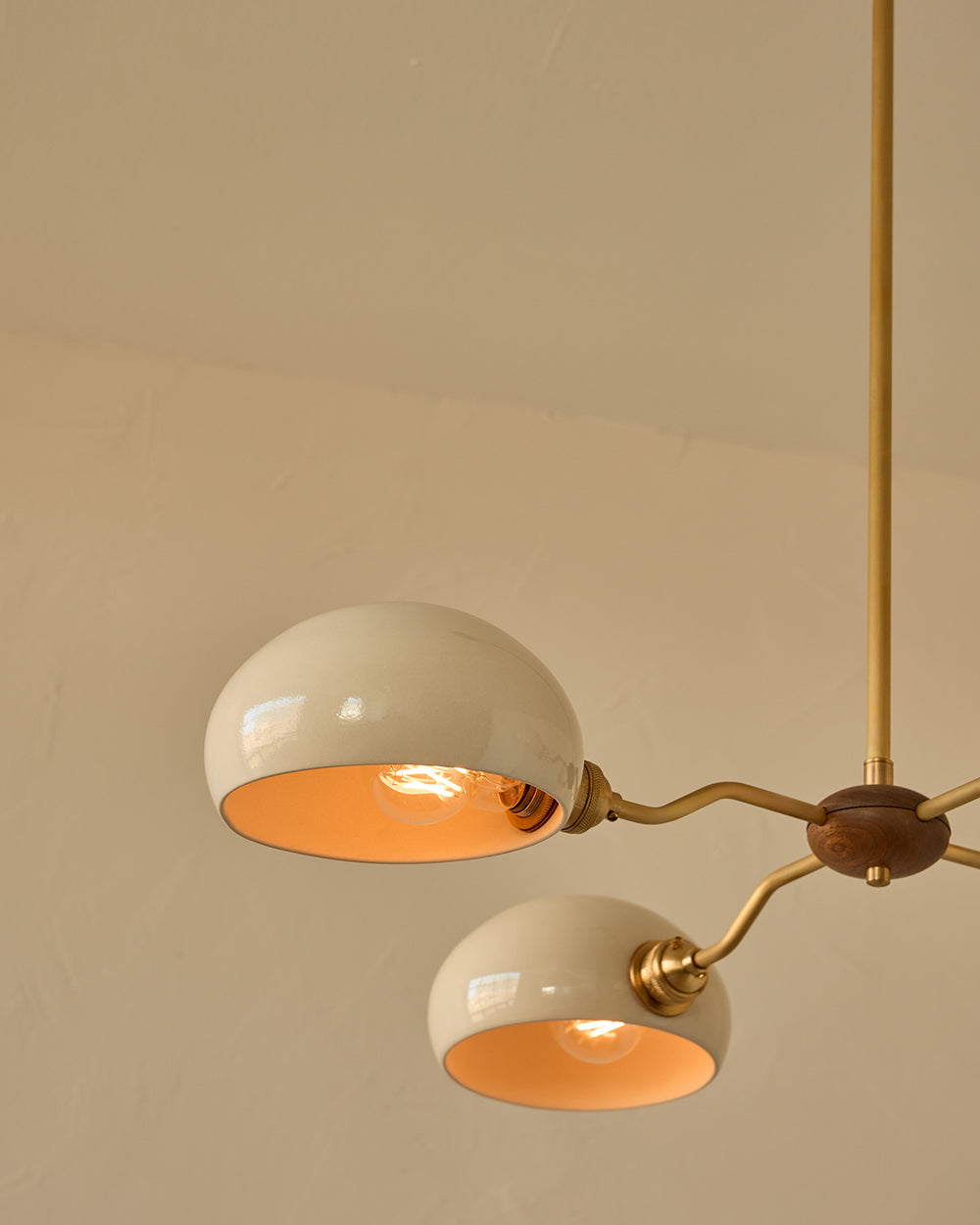 #shade-color_cream #Metal-+-Wood-Finish_Satin Brass / Black Walnut