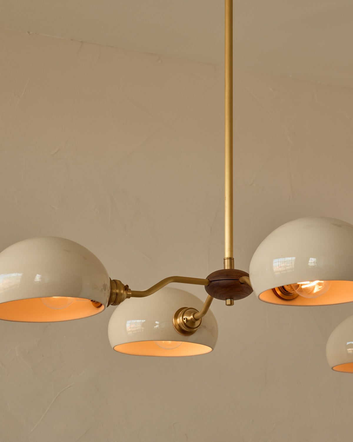 #shade-color_cream #Metal-+-Wood-Finish_Satin Brass / Black Walnut