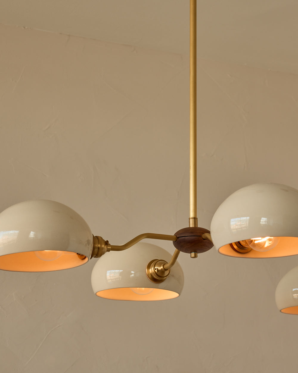 #shade-color_cream #Metal-+-Wood-Finish_Satin Brass / Black Walnut