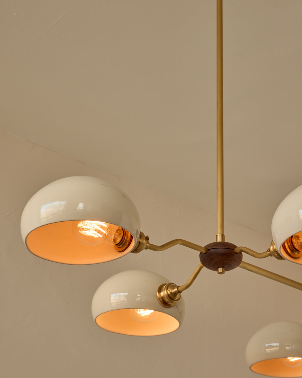#shade-color_cream #Metal-+-Wood-Finish_Satin Brass / Black Walnut