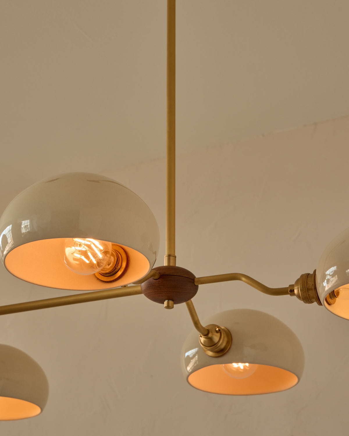 #shade-color_cream #Metal-+-Wood-Finish_Satin Brass / Black Walnut