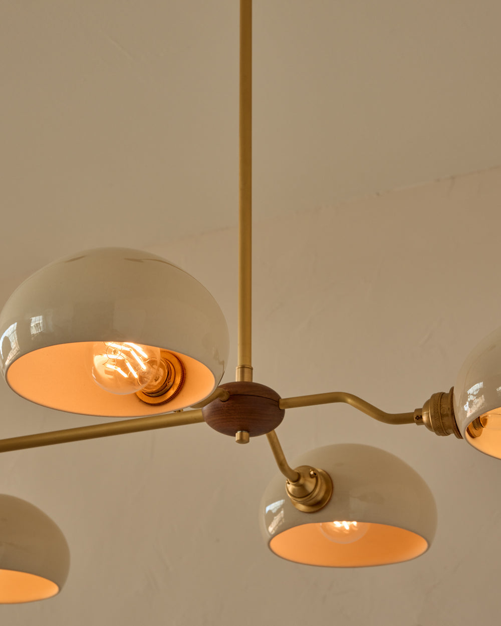 #shade-color_cream #Metal-+-Wood-Finish_Satin Brass / Black Walnut